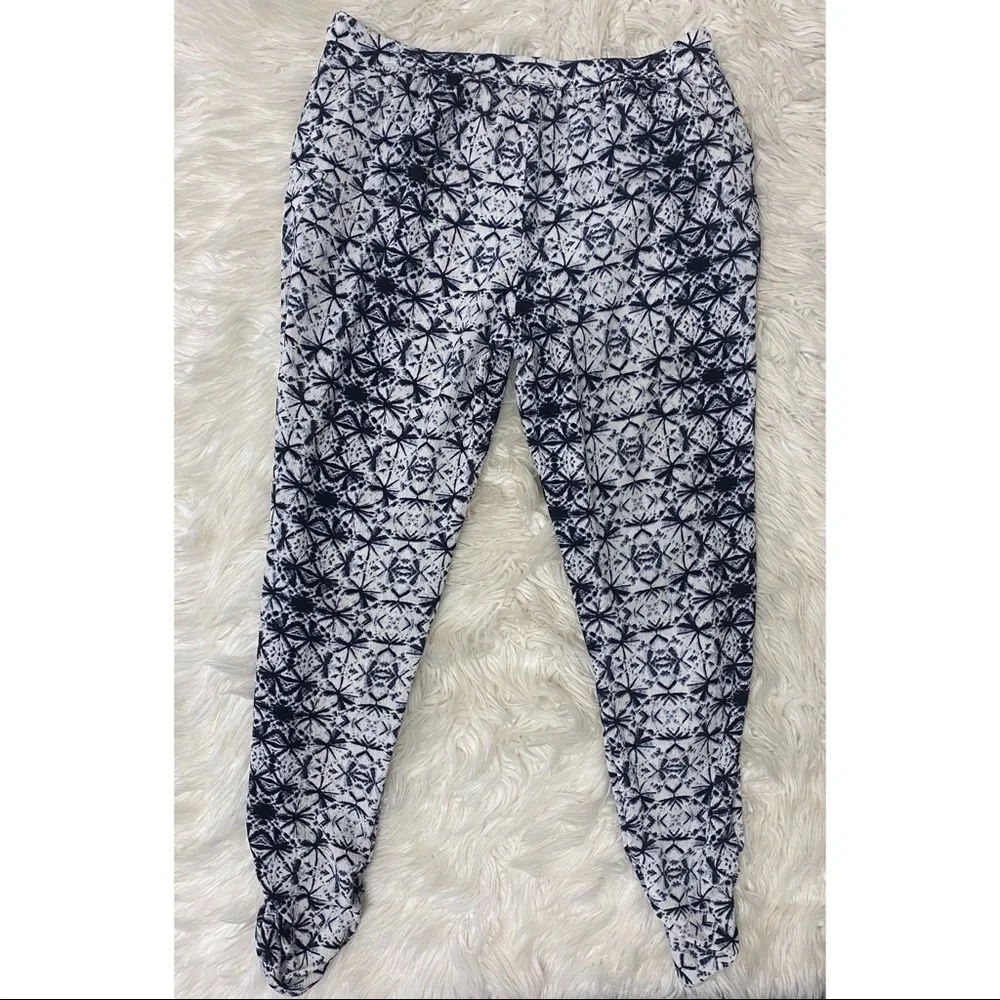 June & Hudson | Geometric Floral Print Ankle Pants Navy Blue & White Ruched Leg